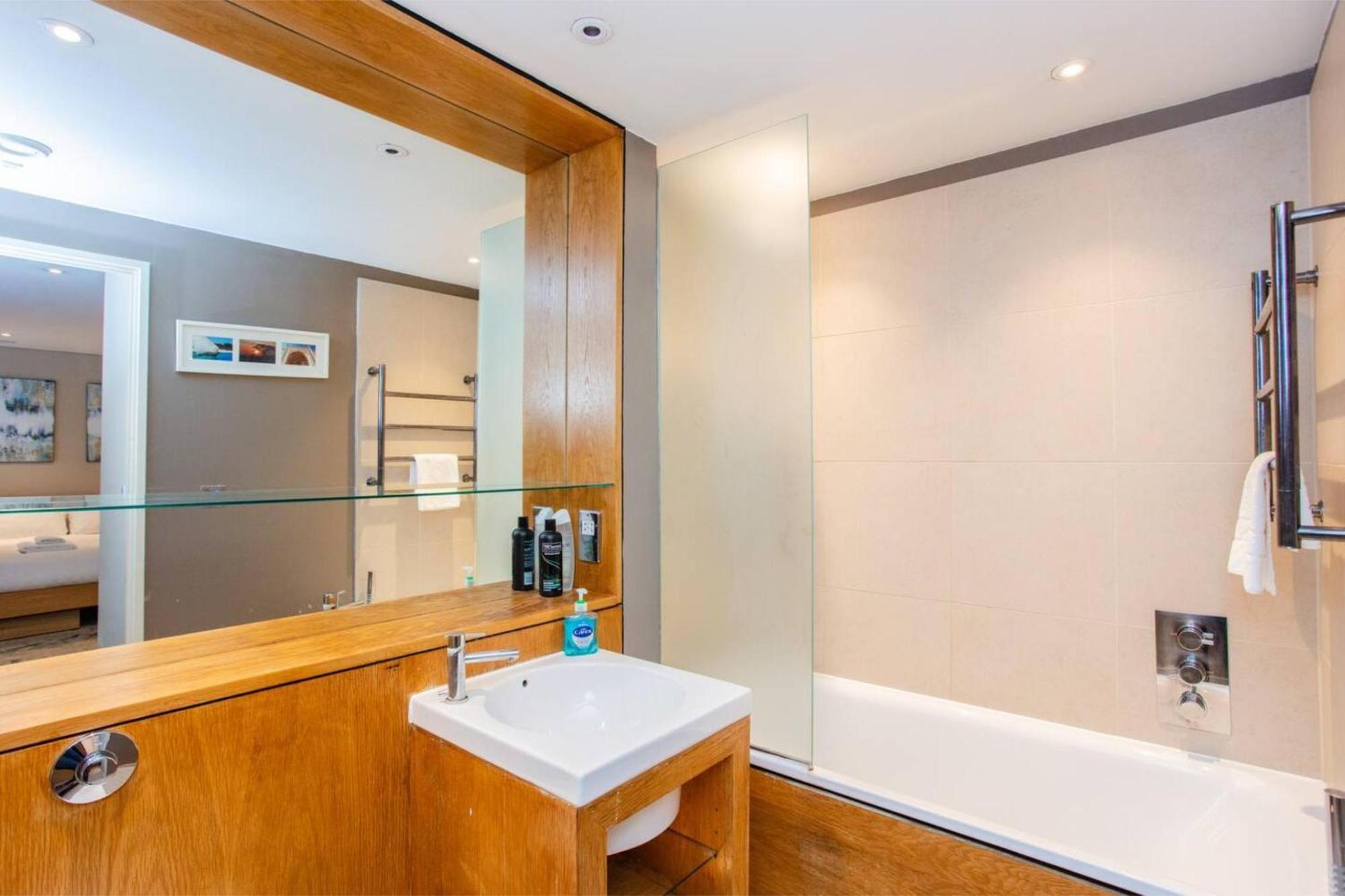 Modern 3 Bedroom Apartment In Paddington Londra Esterno foto